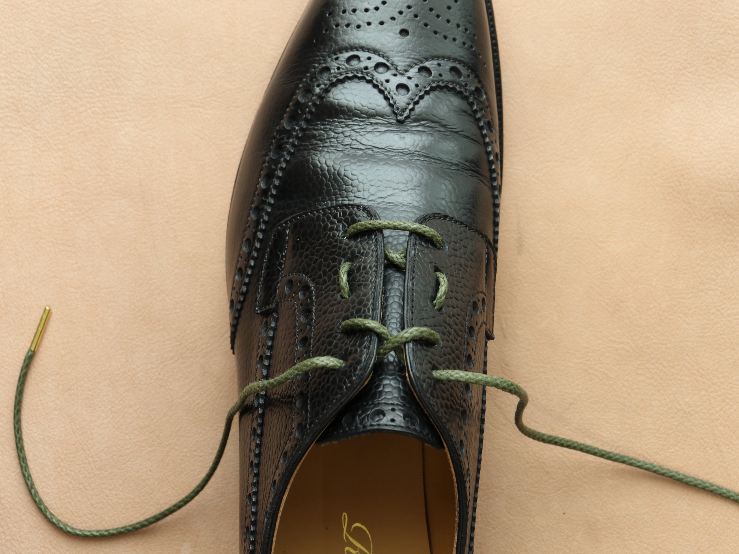 動画でわかる 革靴の紐の結び方 通し方７選 ビジネスシューズ向けのパラレルなど Kutsumedia クツメディア 革靴と靴磨きのブログメディア