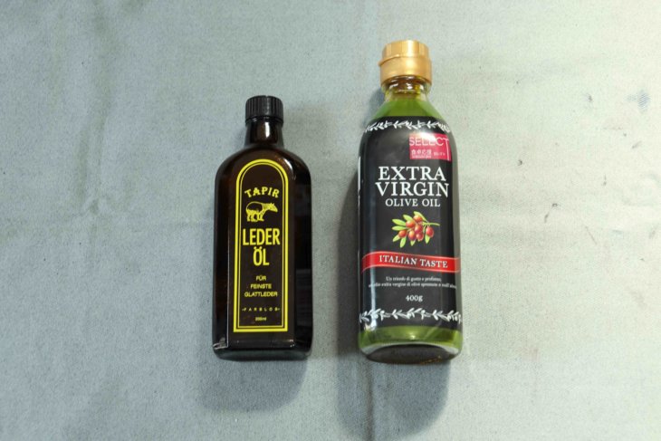 革が乾燥していたらレーダーオイルで保湿・油分補給