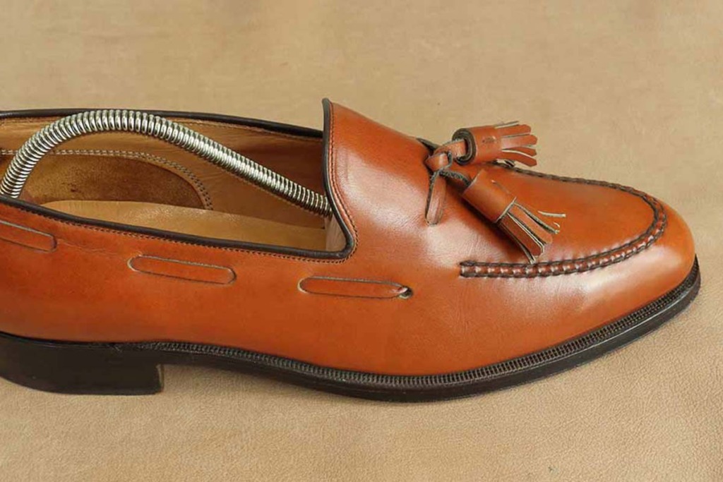 靴磨きにはバネが持ち手になる「ダイソーの木製バネタイプのシューキーパー」